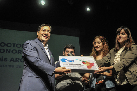 Luis Arce recibió el Doctorado Honoris Causa de manos de estudiantes de la Umet. 