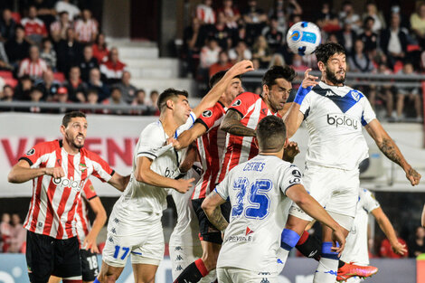 Estudiantes le ganó a Vélez el duelo de argentinos en la Libertadores