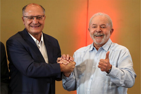 Luiz Inácio Lula da Silva (d), del partido de los Trabajadores (PT) posa junto al exgobernador de Sao Paulo Geraldo Alckmin (i), del partido Socialista Brasileño (PSB), el 8 de abril de 2022, durante una reunión en Sao Paulo (Brasil).