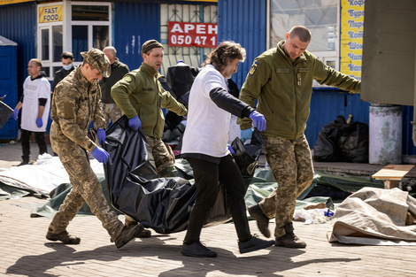 Soldados ucranianos suben cadáveres a un camión en la estación de Kramatorsk.