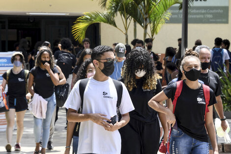 Entre las vacunas y las medidas de precaución, Brasil arma una nueva normalidad. (Fuente: AFP)