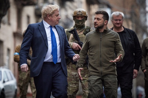 Boris Johnson conversa con Zelenski en Kiev.