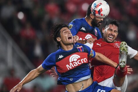 Prediger, Cabrera e Insaurralde luchan en lo alto por la pelota (Fuente: Télam)