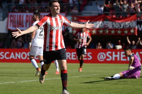 Boselli festeja uno de los tres goles que convirtió (Fuente: Fotobaires)