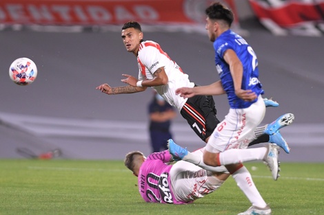 Suárez define para marcar el primer gol de River en los primeros minutos  (Fuente: Télam)