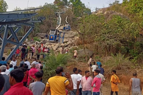 Chocaron tres teleféricos en India y decenas de personas quedaron colgadas en el aire