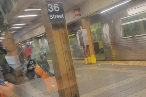 El tiroteo en el subte de Nueva York dejó al menos 13 heridos.