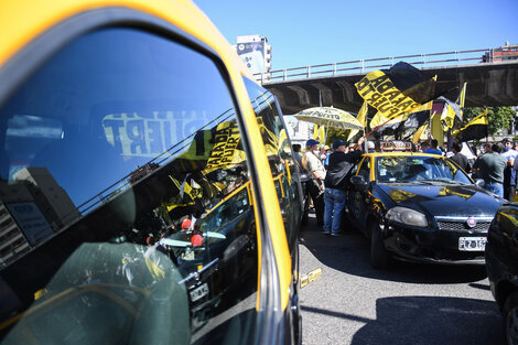 Protesta de taxistas en los accesos a Capital Federal