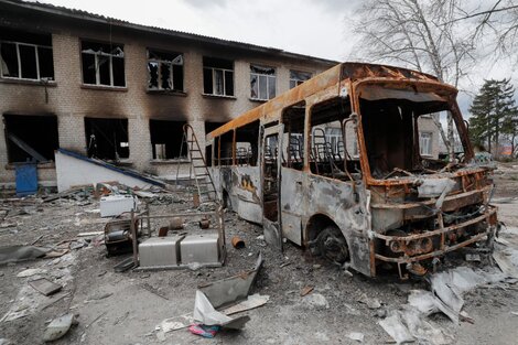 Un micro escolar incendiado en el pueblo de Bohdanivka, cerca de Kiev.