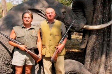 Juan Carlos I junto a Jeff Rann, director de la empresa Rann Safaris, encargada de organizar la cacería de elefantes de abril de 2012 en Botsuana.
