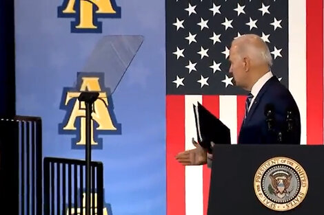 El momento en que Biden extiende la mano.