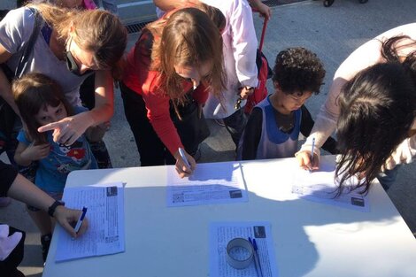 Los estudiantes recolectaron firmas para sostener los reclamos por buena alimentación.