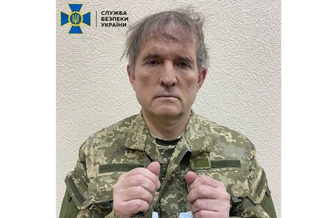 Medvedchuk en uniforme ucraniano y esposado.