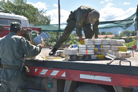 Secuestran más de 500 kilos de cocaína escondidos en el falso piso de una grúa 