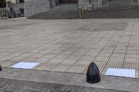 Homenaje a desaparecidos del Correo Central: La reposición de las baldosas