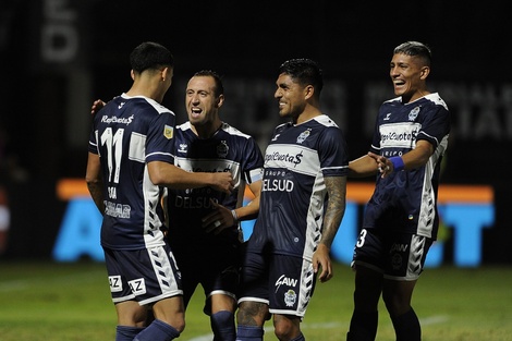 Gimnasia goleó a Platense y se mantiene expectante