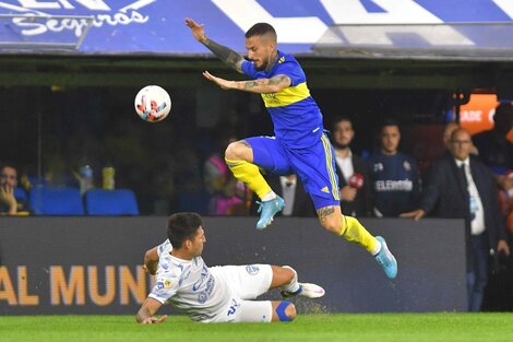 Benedetto salta para superar a un defensor (Fuente: Télam)