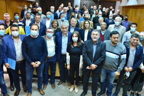 Jorge Ferraresi con funcionarios y vecinos beneficiarios