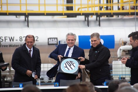 Alberto Fernández recibió un presente de parte del presidente de YPF, Pablo González.