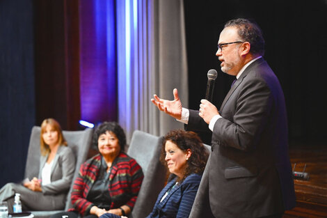 Matías Kulfas, ministro de Desarrollo Productivo, junto a la asesora presidencial Dora Barrancos, la especialista en género y políticas de empleo, Valeria Esquivel, y la periodista de PáginaI12 Mariana Carbajal.