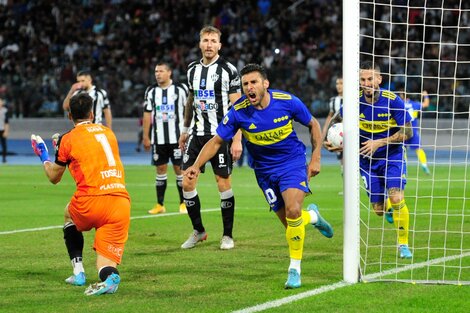 Salvio celebra uno de sus goles, que le dieron el triunfo que Boca necesitaba (Fuente: Télam)