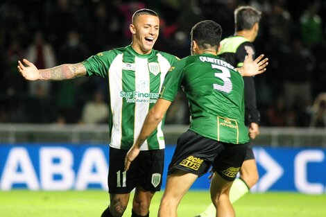 Urzi y Quinteros celebran el tercer gol, una verdadera joyita