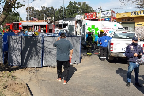 Murieron cuatro jóvenes al perder el control del auto y chocar contra una árbol