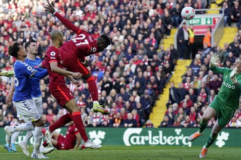 Premier League: Liverpool ganó el clásico ante Everton y da pelea