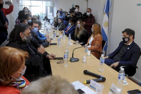 Roberto Baradel y Axel Kicillof, entre otros funcionarios y dirigentes sindicales, en una reunión de la paritaria docente, en agosto pasado.