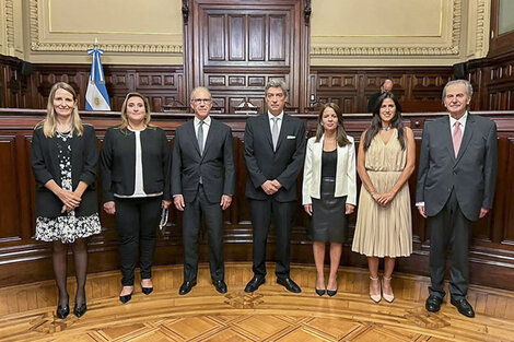 Integrantes de la Corte Suprema junto a las nuevas consejeras.