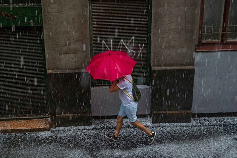 El SMN emitió una alerta naranja para CABA por fuertes lluvias y eventual caída de granizo.