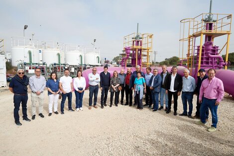 Los integrantes de la comitiva que encabeza Wado de Pedro en una planta de reciclaje de agua. 