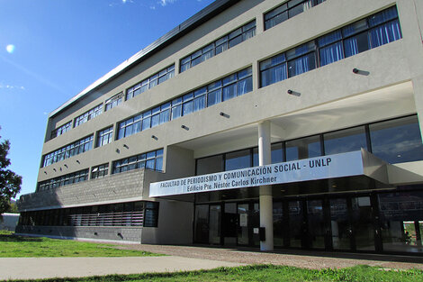 “Profesore en Comunicación Social”: el primer título no binarie de la Facultad de Periodismo de La Plata