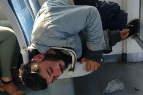 En el tren Roca: se quedó dormido y se atoró en el apoyabrazos  