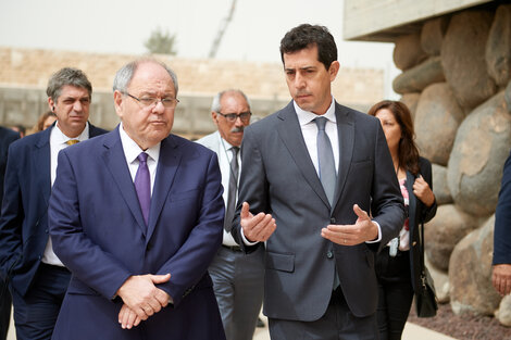 El ministro Wado de Pedro durante su visita al museo del Holocausto. 