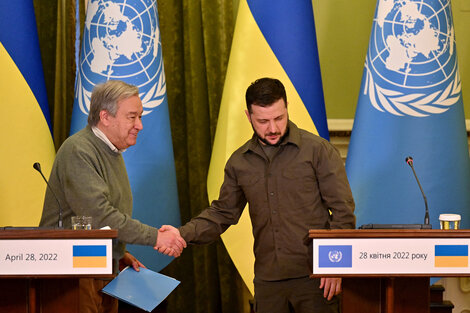 El secretario general de la ONU saluda al presidente de Ucrania.