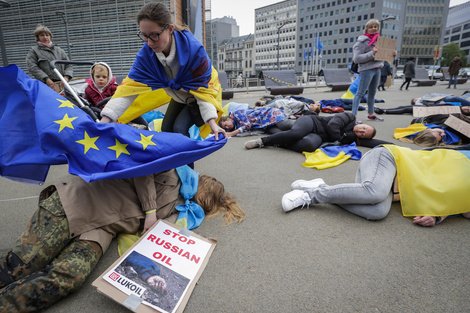 Una manifestación en Bruselas pidiendo el bloqueo de las importaciones de energía rusa.