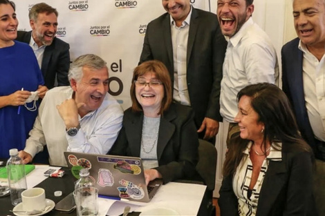 El momento en que Patricia Bullrich redacta el documento de Juntos por el Cambio en colaboración con Gerardo Morales.