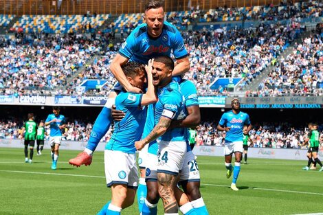 Serie A de Italia: Napoli vapuleó a Sassuolo y todavía sueña  