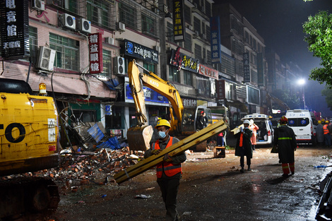 Hay decenas de personas atrapadas en los escombros de un edificio derrumbado en China