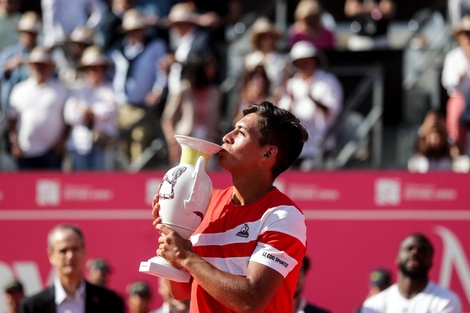 Sebastián Báez, con su primer trofeo de ATP. Torneazo del bonaerense