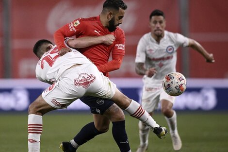 Independiente-Argentinos, dos de los cinco clubes afiliados a la AFA con camiseta roja (Fuente: Télam)