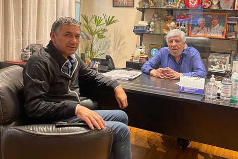 Chulich, secretario del gremio provincial, junto a Moyano.