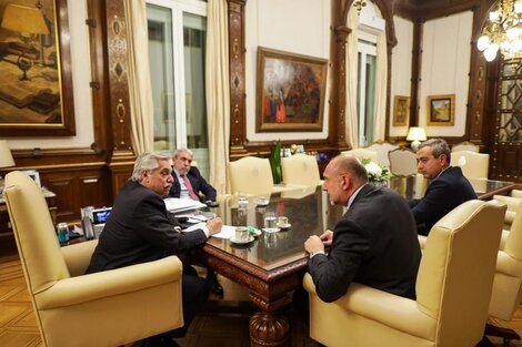 El presidente, Perotti, Javkin y Aníbal Fernández en la reunión de anoche.