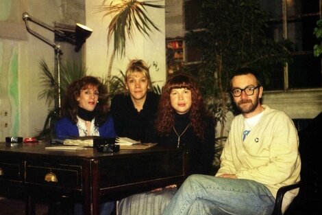 Visita de Mariela Muñoz a la casa de Paraná 157. Junio de 1993. De izquierda a derecha, Karina Urbina, Patricia Gauna, Mariela Muñoz y Carlos Jáuregui.  (Fuente: Fondo Marcelo Ferreyra. Programa de Memorias Políticas Feministas y Sexogenéricas, CeDInCI.)