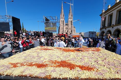 Día de la Milanesa: en Luján se cocinó la napolitana "más grande del mundo"