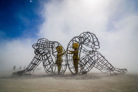 La escultura Love, presentada por Alexander Milov en el Festival Burning Man de 2015, en Nevada, Estados Unidos. 