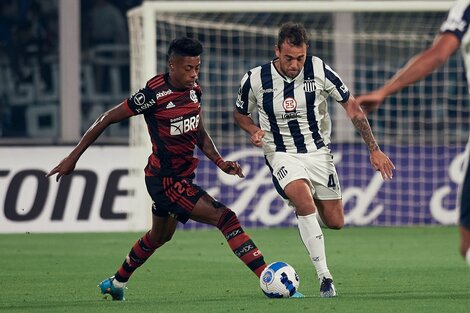 Matías Catalán se lleva la pelota, escapando de la marca del brasileño Bruno Henrique (@CATalleresdecba).