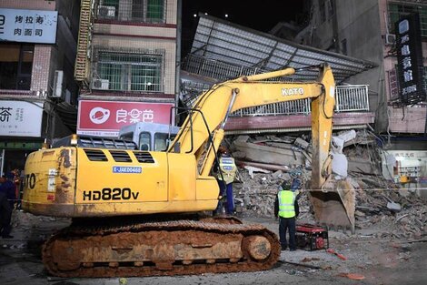 China: tras seis días, rescatan a una mujer con vida bajo los escombros de un edificio derrumbado