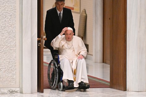 El Papa Francisco se mostró en silla de ruedas. 